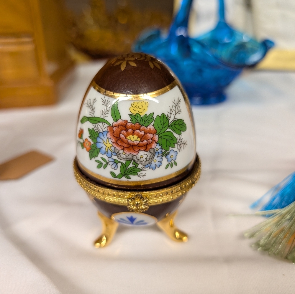 Vintage Floral Decorative Trinket Box Egg with Gold Accents - Picture 3 of 5